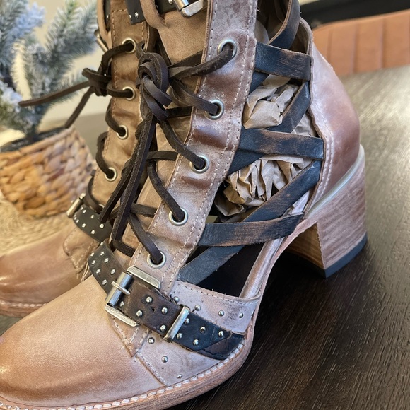 Freebird by Steven Cheyenne Black & Tan Lace Up Studded Leather Ankle Boots - Picture 8 of 14